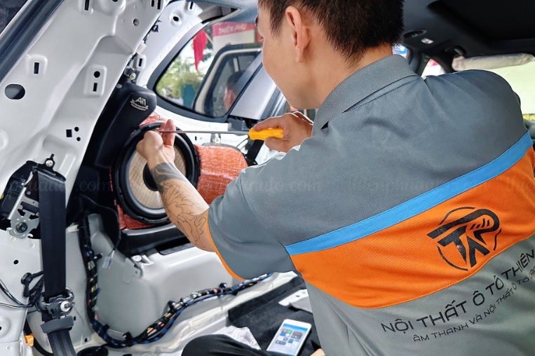 thợ thi công lắp loa